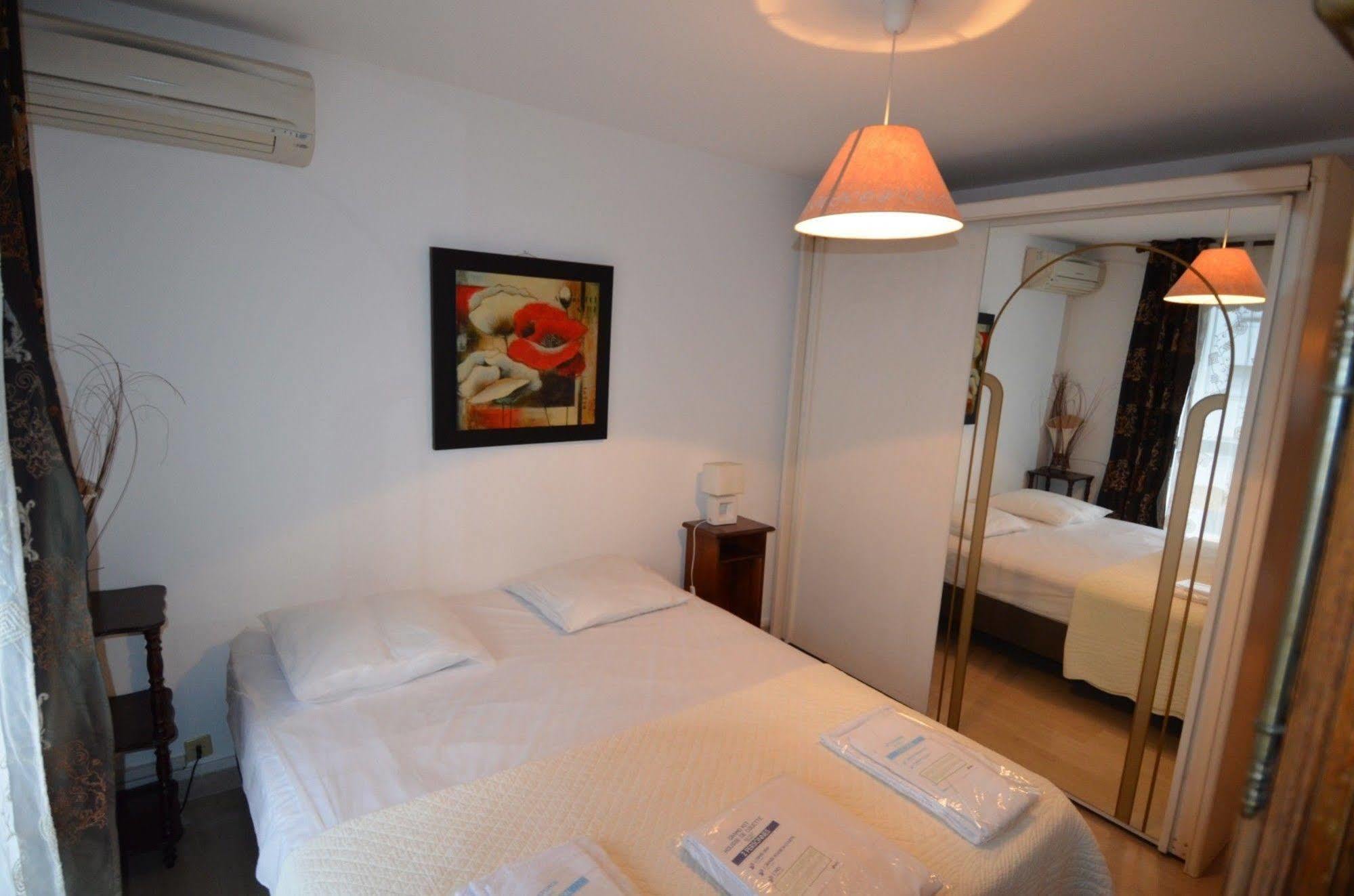 Appartement 6 Personnes Avec Terrasse Le Port Nizza Exterior foto